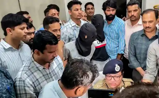 टाइगर पर हमला करने वाले तीनों आरोपियों रेहान, ऋतिक और एक नाबालिग को कोटा पुलिस ऑफिस में मीडिया के सामने पेश किया गया था।