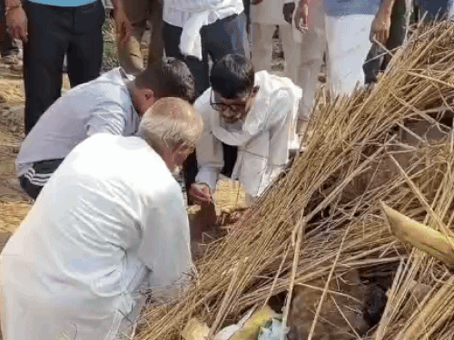परिजनों ने शव का अंतिम संस्कार किया।
