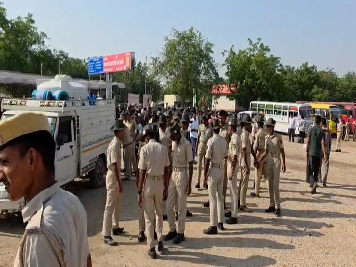 पोलिंग पार्टियों के साथ पुलिस जाब्ता भी साथ में रवाना हुआ।