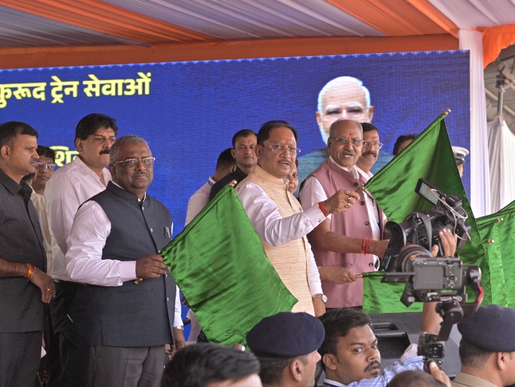 मुख्यमंत्री विष्णुदेव साय ने हरी झंडी दिखाकर ट्रेन रवाना किया।