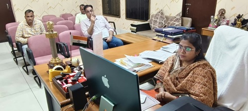 वीसी में शामिल डीसी व एसई।
