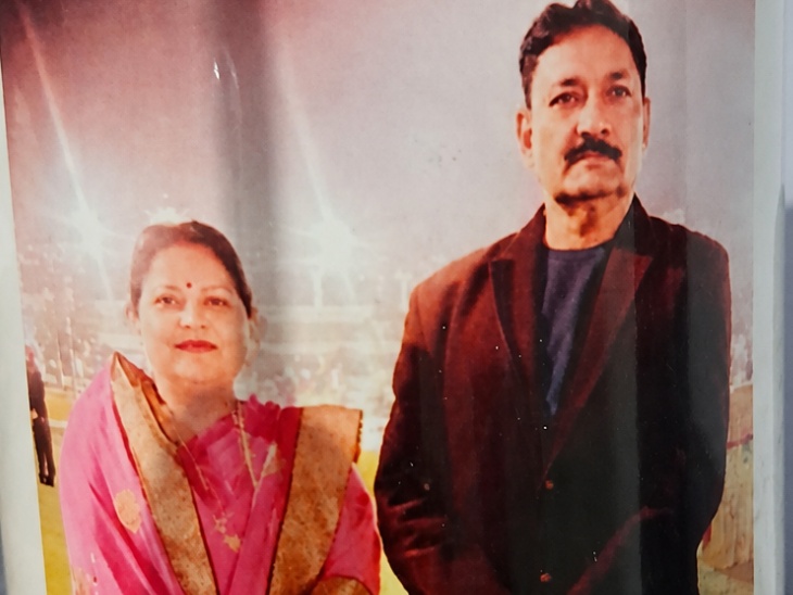 अधिकारी और उनकी पत्नी।