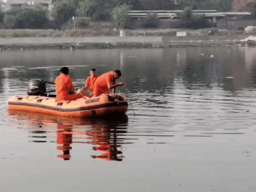 NDRF और SDRF की रेस्क्यू टीम नहर में युवकों की तलाश करती हुई।