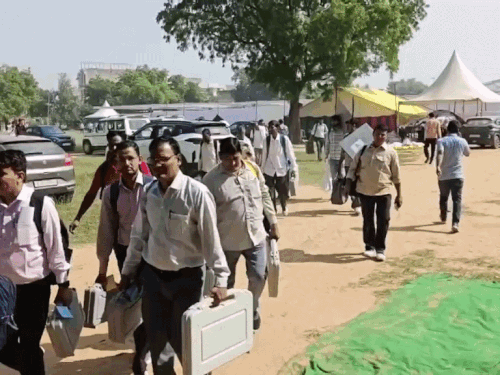 अलवर के कला कॉलेज से ट्रेनिंग लेकर निकली पोलिंग पार्टियां। अलवर कलेक्टर ने अधिकारी व कर्मचारियों से तैयारियों की जानकारी भी ली।