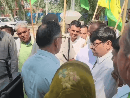 भिवानी में विरोध प्रदर्शन के बाद तहसीलदार को ज्ञापन सौंपते हुए जेजेपी।