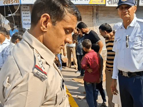 ट्रैफिक पुलिस की मौजूदगी में स्पाइक्स लगाए गए।