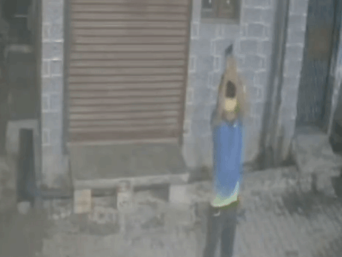 फरीदाबाद में रिटायर्ड सब इंस्पेक्टर के घर तीन राउंड फायरिंग करते हुए बदमाश। - Dainik Bhaskar