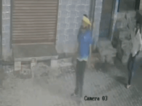 सीसीटीवी फुटेज में रिटायर्ड SI के घर के बाहर पहुंचे बदमाश व निकाली पिस्तौल।