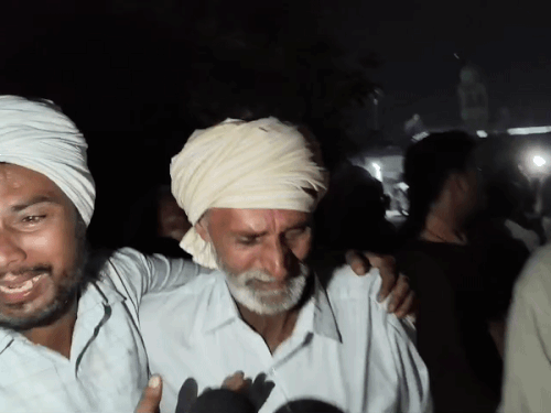 बेटे की मौत पर विलाप करता भाई व पिता।