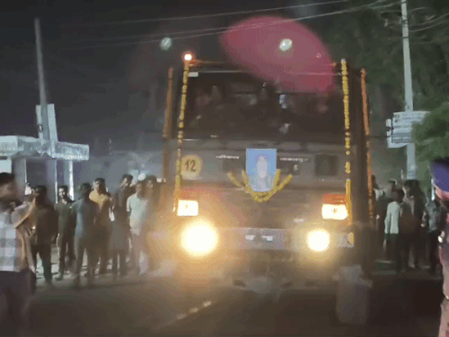 रात को शेर सिंह के शव को लेकर गांव में पहुंची सेना।