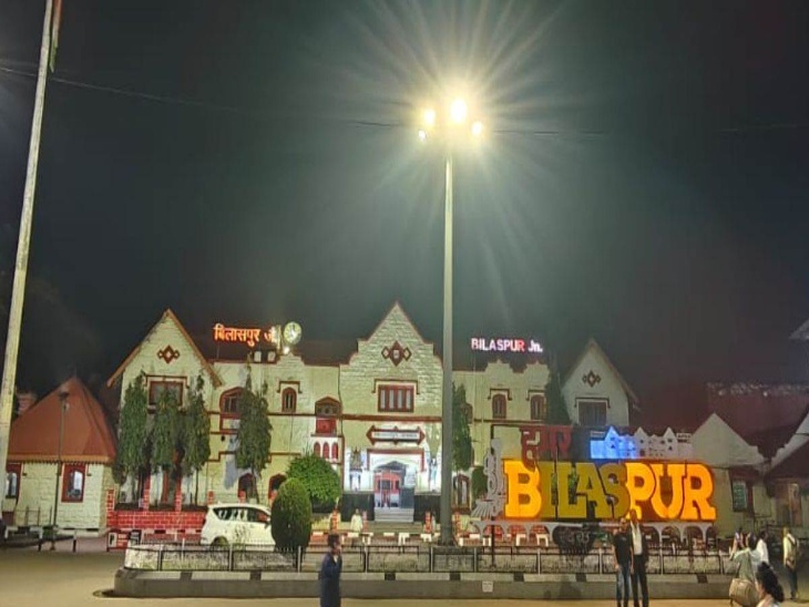 रेलवे स्टेशन परिसर में भी सुरक्षा के पुख्ता इंतजाम किए गए हैं।