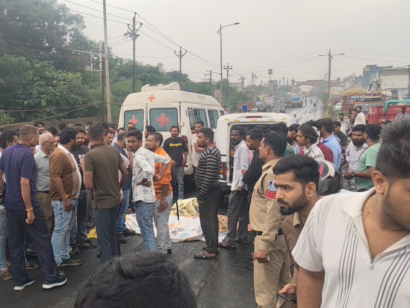 हादसे के बाद हाईवे पर भीड़ लग गई।