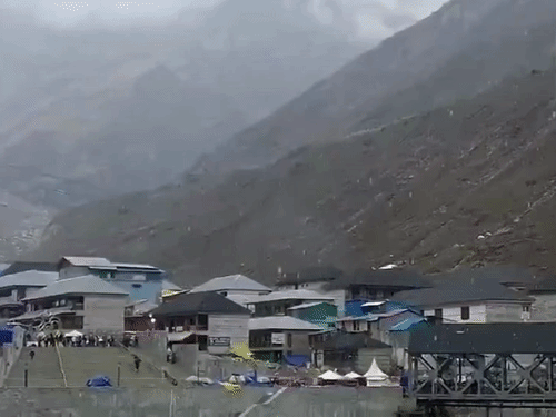 उत्तराखंड के केदारनाथ धाम में गुरुवार को लगातार तीसरे दिन बर्फबारी हुई।