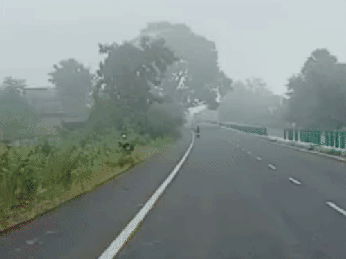 बंगाल की खाड़ी से आ रही नमी के चलते झारखंड में ठंड ने दस्तक दे दी है। सुबह और रात में ठिठुरन बढ़ने लगी है।