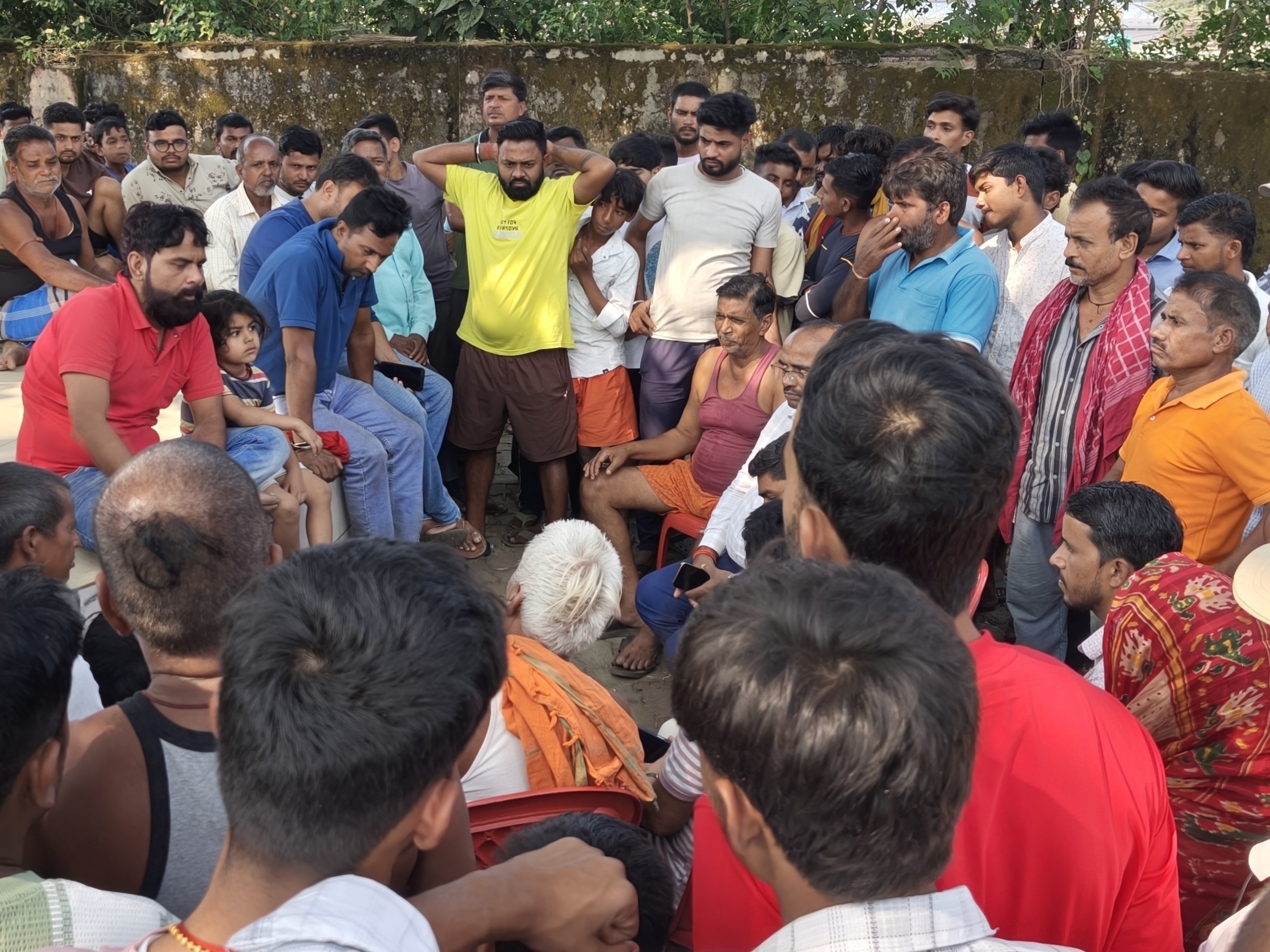 पेड़ के नीचे युवक के रिश्तेदार और स्थानीय लोगों के बीच बातचीत की गई।