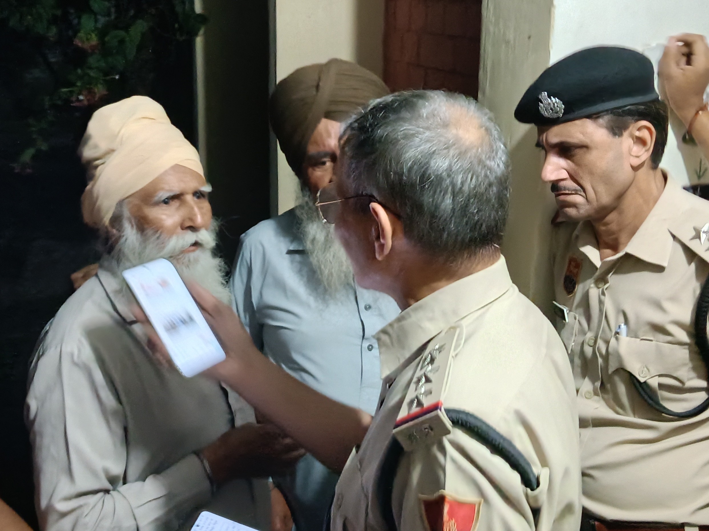 किसानों से बात करते पुलिस अधिकारी।