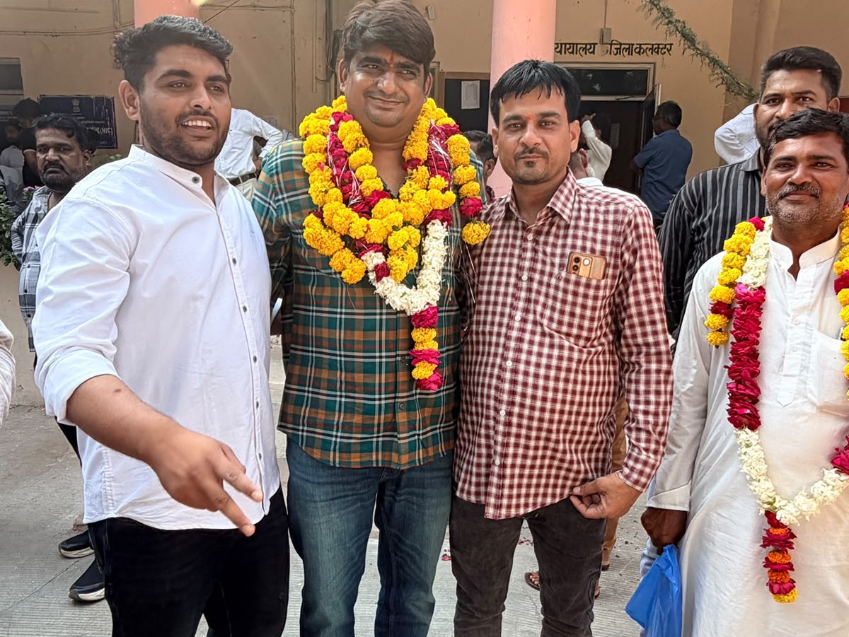 पूर्व मंत्री प्रभुलाल सैनी के बेटे मनीष सैनी ने जिला परिषद सदस्य के लिए नामांकन भरा।