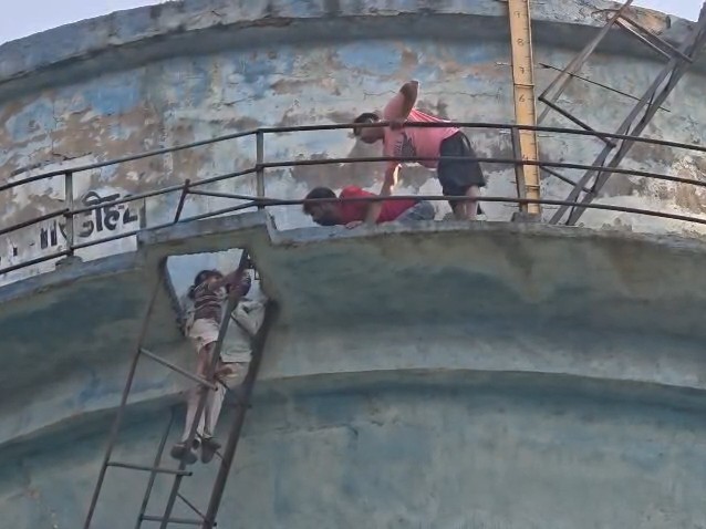 समझाने के बाद युवक और बच्चे को सुरक्षित नीचे उतार लिया गया।