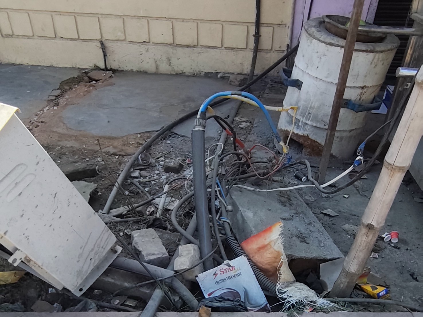 Ayodhya Rampath Negligence | Exposed Electric Box Risks At Ram Mandir Road