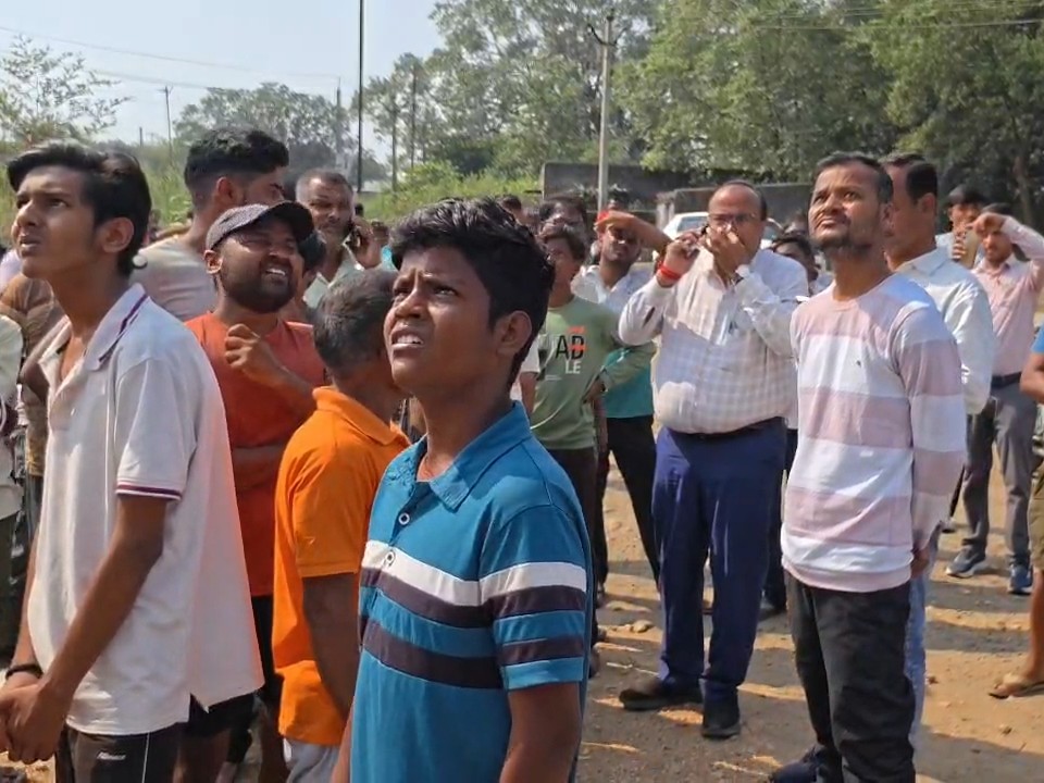 स्थानीय लोगों की जुटी भीड़।