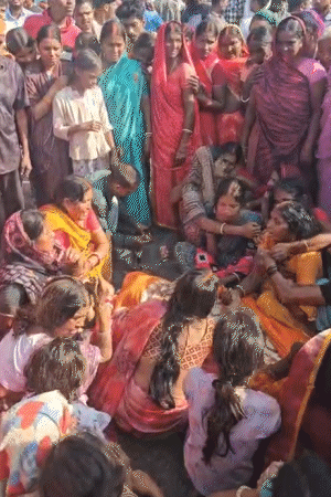 घटना के बाद परिजनों और ग्रामीणों ने मुआवजे की मांग को लेकर राष्ट्रीय राजमार्ग-20 को जाम कर दिया। इससे सड़क पर आवागमन प्रभावित हुआ।