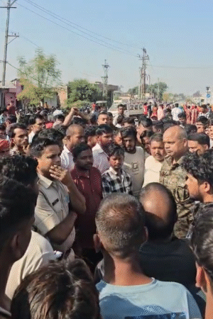 रामकिशुन रोज की तरह सुबह चाय पीने गुमो चौक जा रहे थे। इसी दौरान झुमरी तिलैया की ओर से तेज गति से आ रही अर्टिगा कार ने उन्हें अपनी चपेट में ले लिया।