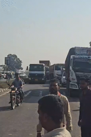 ग्रामीणों का कहना है कि गुमो चौक के आसपास लगातार सड़क हादसे हो रहे हैं। तेज रफ्तार वाहनों के कारण लोगों की जान खतरे में रहती है।