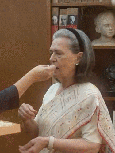 प्रियंका गांधी यांनी आई सोनिया गांधी यांना मिठाई भरवून अभिनंदन केले.