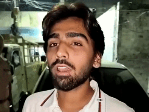 पीड़ित युवक जिसके कार पर हमला।