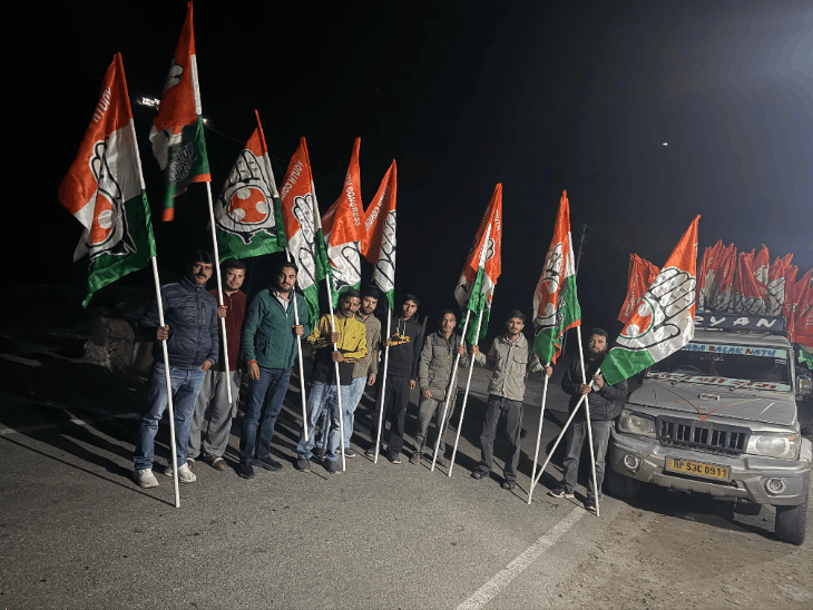 चंद्रमणी कुलेठी अपने साथियों के साथ पोस्टर-झंडे लगाते हुए।
