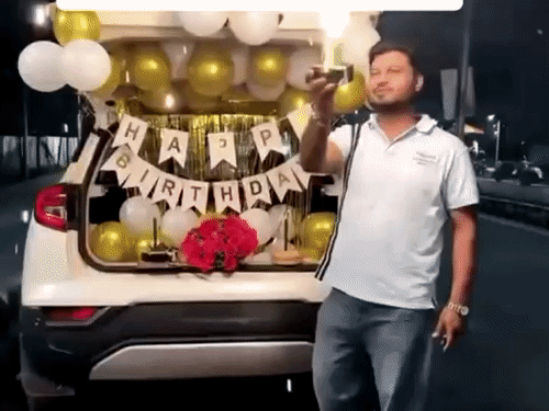 नायब तहसीलदार विपिन पटेल सड़क में खड़े होकर आतिशबाजी करते हुए।