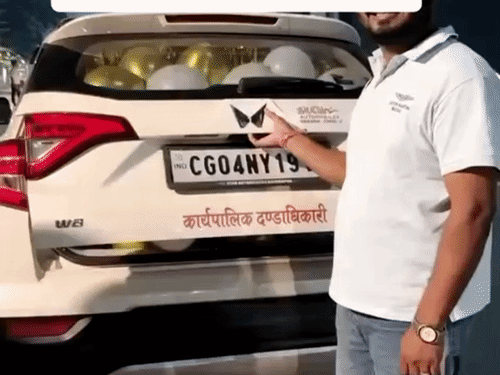 नायब तहसीलदार विपिन पटेल गाड़ी ओपन करके सेलिब्रेशन करते हुए।