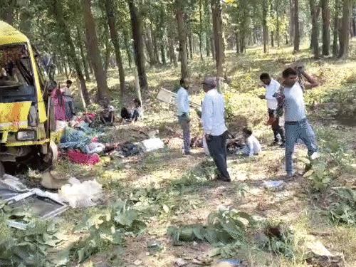 बस में 40 से ज्यादा यात्री सवार थे, 6 लोगों की मौत हो गई है।