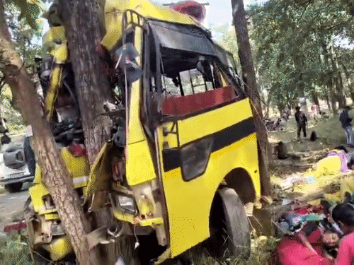 सेमरमथानी मोड़ के पास बेकाबू होकर पेड़ से टकराई बस।