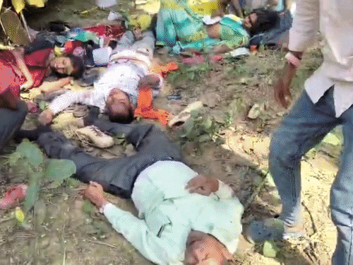 हादसे में घायल 15 लोगों की हालत गंभीर बताई जा रही है।