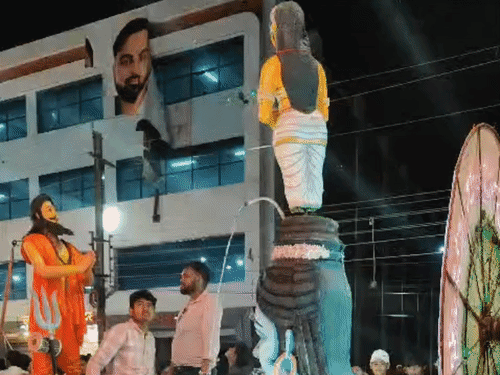 गोंदिया से मां गंगा के उद्गम को दर्शाती भागीरथी की झांकी मंगाई गई थी।