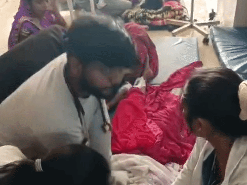अस्पताल में घायल महिला को सीपीआर देते हुए डॉक्टर।