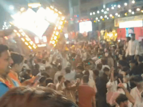 दुर्गोत्सव के समापन पर झांकियां देखने के लिए सड़कों पर लोगों की भारी भीड़ उमड़ी।