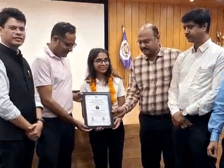 जयपुर की भूमिका ने CA इंटरमीडिएट में ऑल इंडिया 21वीं रैंक हासिल की है।