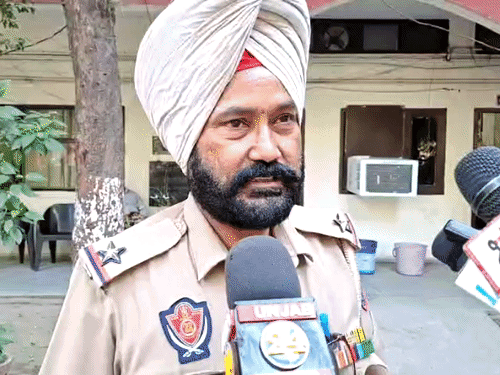 मामले की जानकारी देते हुए ASI भरथराज सिंह।