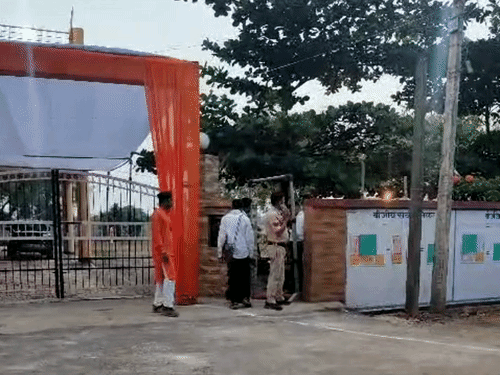 कार्यक्रम स्थल के बाहर सुरक्षाकर्मी तैनात रहे।