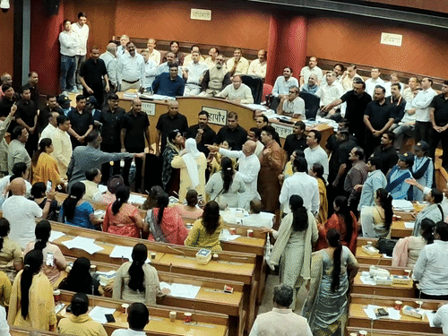 दिल्ली नगर निगम में हंगामा: पार्षदों ने माइक्रोफोन तोड़ने और फाइलें फेंकने की कोशिश की; मार्शल्स मेयर को बचाकर बाहर ले गए सदन में स्थिति को संभालने के लिए मार्शलों को अंदर आना पड़ा।