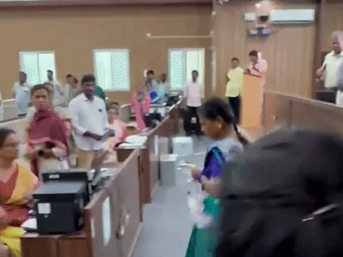 एक कार्यकर्ता ने नामांकन पेपर फाड़ दिया, फिर उसके टुकड़े लेकर वहां से चली गई।