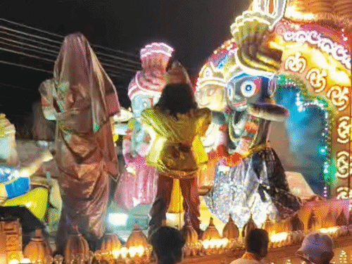 भगवान जगन्नाथ के स्वरूप की झांकी निकाली गई।