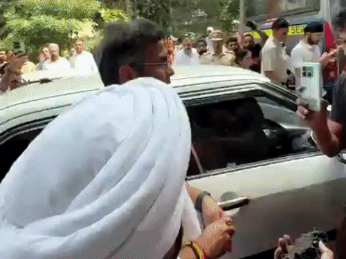 दिल्ली नगर निगम में हंगामा: पार्षदों ने माइक्रोफोन तोड़ने और फाइलें फेंकने की कोशिश की; मार्शल्स मेयर को बचाकर बाहर ले गए dbgifmagic 44 1790502639287 1792673634300