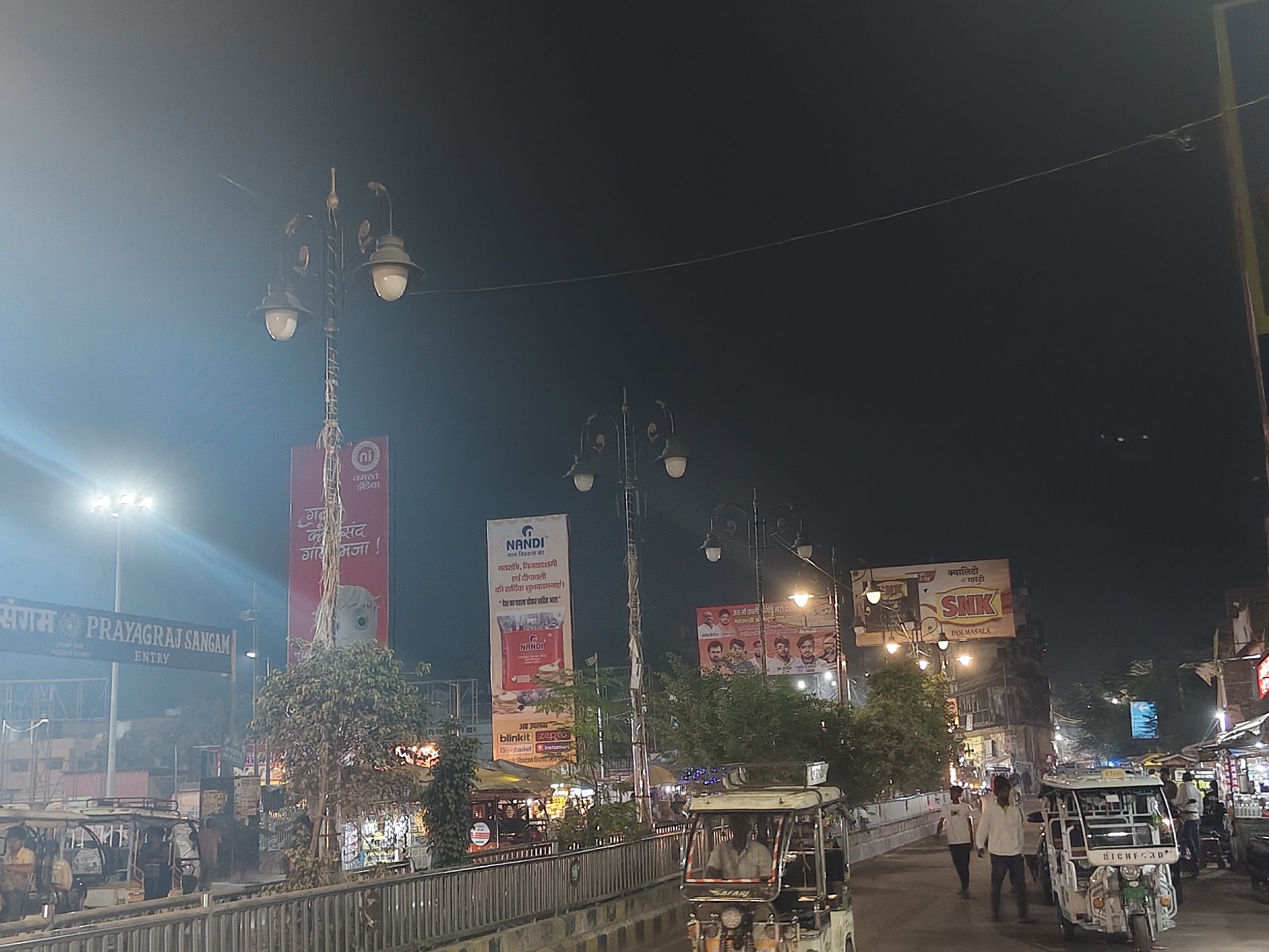Prayagraj Daraganj Railway Station Darkness | Passenger Safety Concern