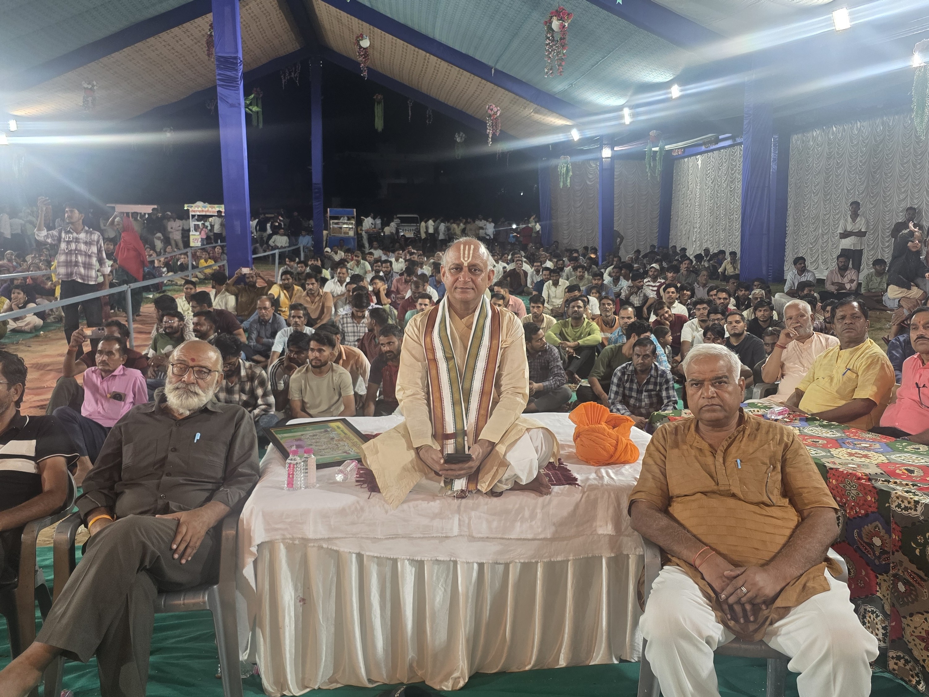 श्री रघुनाथ जी के बड़े मंदिर के महंत अशोक दास महाराज ने मंगलाचरण के साथ भगवान श्रीराम का तिलकार्चन किया।