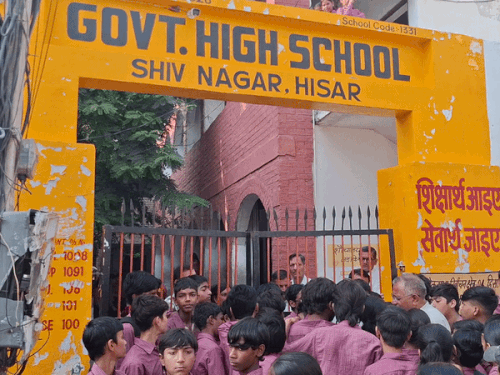 हिसार में मिल गेट रोड स्थित शिव नगर के सरकारी स्कूल के सामने विरोध जताते छात्र।