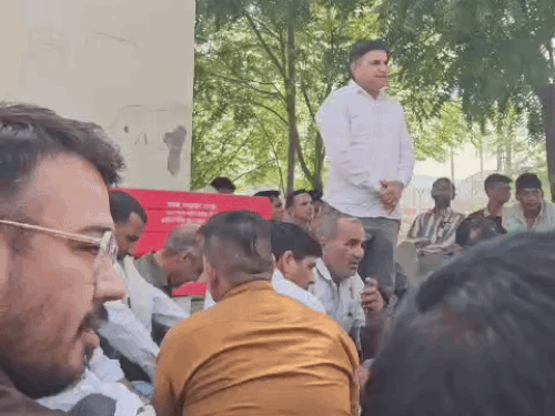कर्मचारियों को संबोधित करते कर्मचारी नेता।