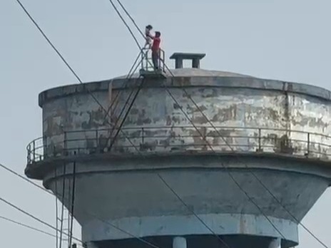 युवक बच्चे के साथ करीब तीन घंटे तक पानी की टंकी पर बैठा रहा।